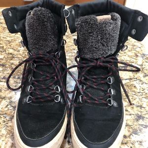 Size 7 lace up Roxy boots.